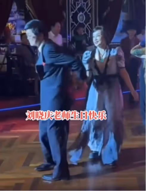 劉曉慶夫妻秋遊,剪妹妹頭像00後少女老公一頭白髮,穿情侶衫膩歪