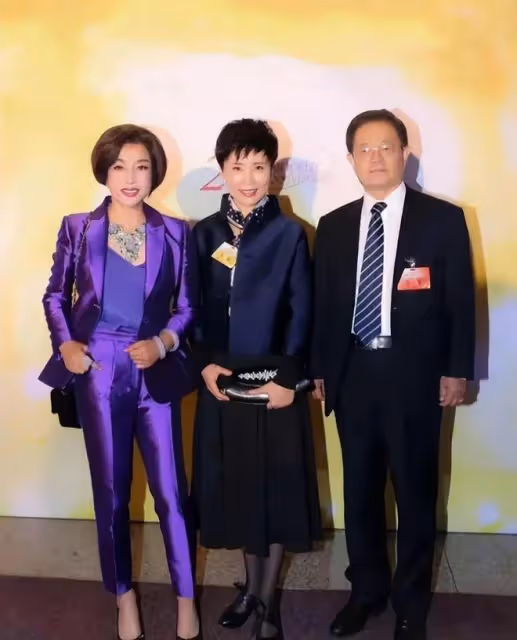 劉曉慶夫妻秋遊,剪妹妹頭像00後少女老公一頭白髮,穿情侶衫膩歪