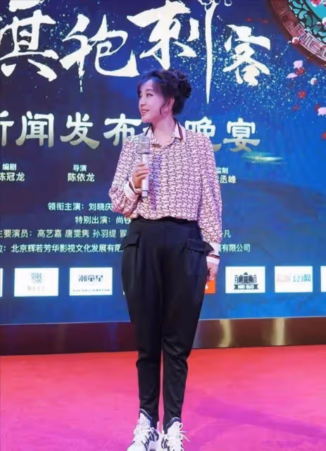 劉曉慶夫妻秋遊,剪妹妹頭像00後少女老公一頭白髮,穿情侶衫膩歪