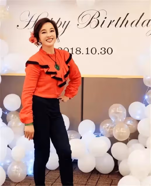 劉曉慶夫妻秋遊,剪妹妹頭像00後少女老公一頭白髮,穿情侶衫膩歪
