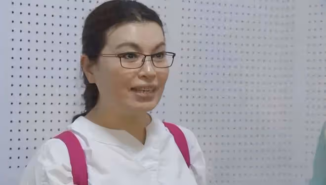 前央視主播李瑞英,退休後素顏變樣,但氣質優雅,老態真實不扮嫩