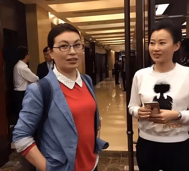前央視主播李瑞英,退休後素顏變樣,但氣質優雅,老態真實不扮嫩