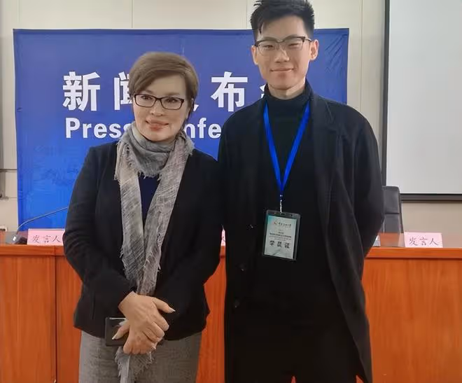 前央視主播李瑞英,退休後素顏變樣,但氣質優雅,老態真實不扮嫩