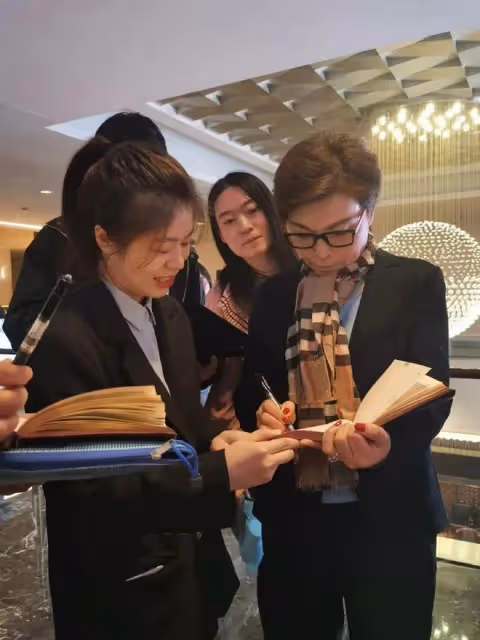 前央視主播李瑞英,退休後素顏變樣,但氣質優雅,老態真實不扮嫩