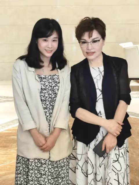 前央視主播李瑞英,退休後素顏變樣,但氣質優雅,老態真實不扮嫩