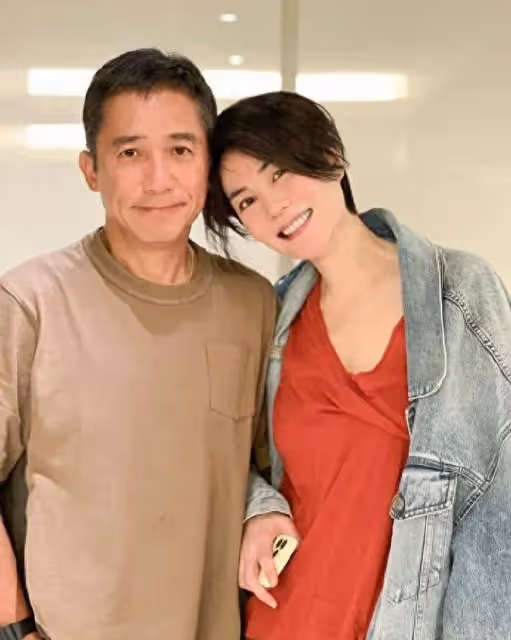 王菲跟梁朝偉合影,影帝抿嘴笑很無奈,她54歲狀態還這麼好!