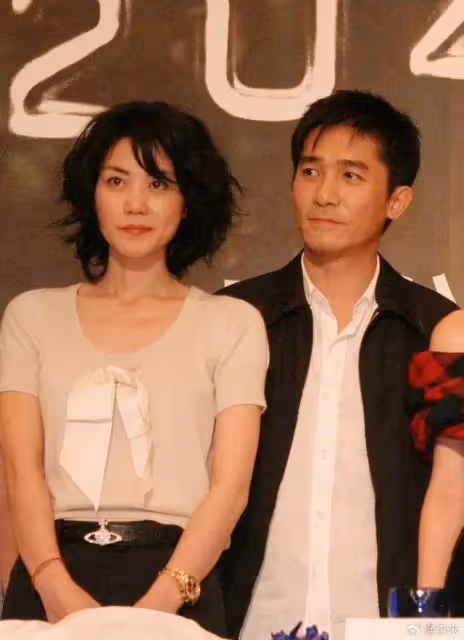 王菲跟梁朝偉合影,影帝抿嘴笑很無奈,她54歲狀態還這麼好!