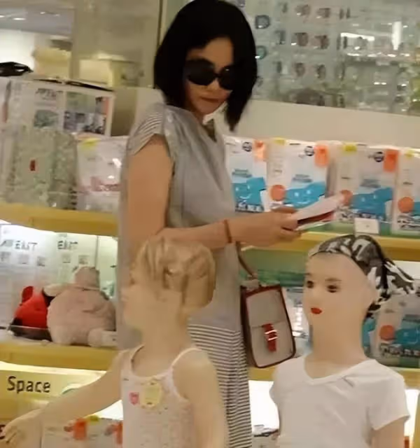 王菲跟梁朝偉合影,影帝抿嘴笑很無奈,她54歲狀態還這麼好!