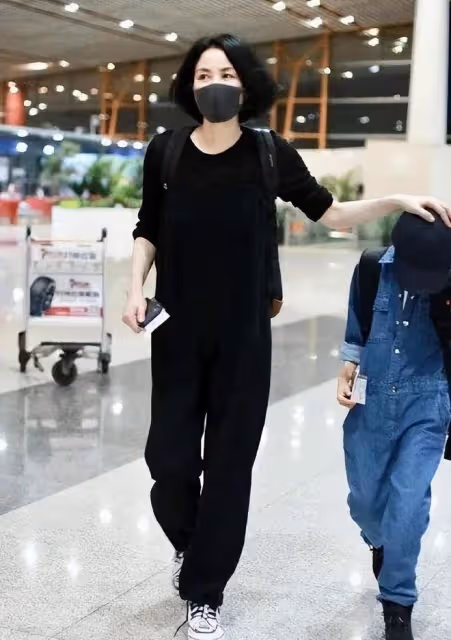 王菲跟梁朝偉合影,影帝抿嘴笑很無奈,她54歲狀態還這麼好!