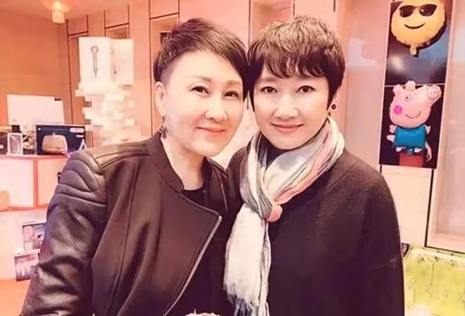 62歲成方圓變化太大,瘦骨嶙峋老得認不出,小2歲張凱麗還在扮嫩
