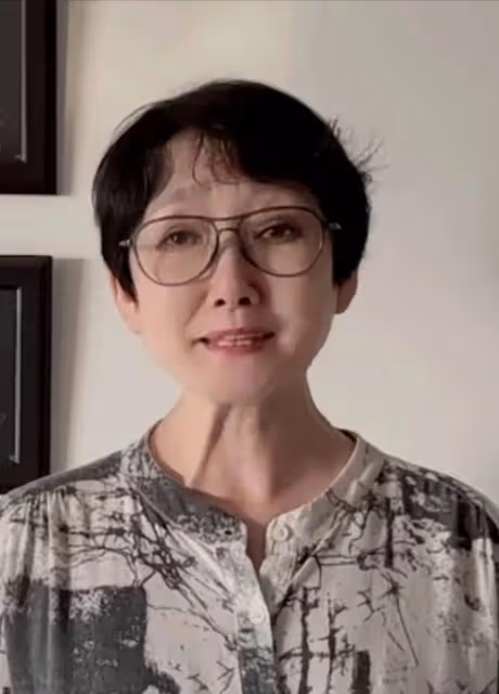 62歲成方圓變化太大,瘦骨嶙峋老得認不出,小2歲張凱麗還在扮嫩