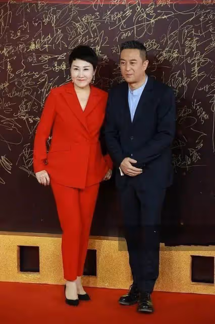 62歲成方圓變化太大,瘦骨嶙峋老得認不出,小2歲張凱麗還在扮嫩