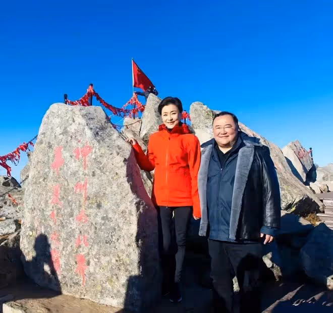 楊瀾攜夫爬山,臉上皺紋真實明星,但穿衝鋒衣落落大方氣質仍優雅