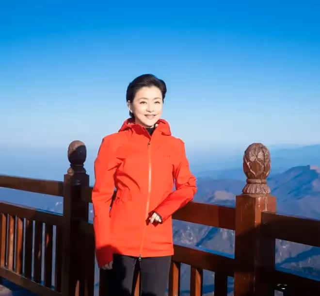 楊瀾攜夫爬山,臉上皺紋真實明星,但穿衝鋒衣落落大方氣質仍優雅