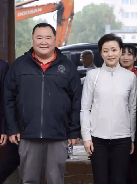 楊瀾攜夫爬山,臉上皺紋真實明星,但穿衝鋒衣落落大方氣質仍優雅