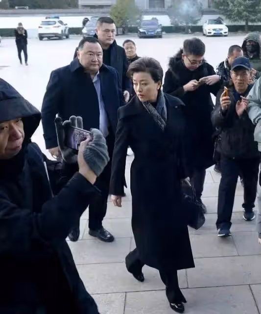 楊瀾攜夫爬山,臉上皺紋真實明星,但穿衝鋒衣落落大方氣質仍優雅