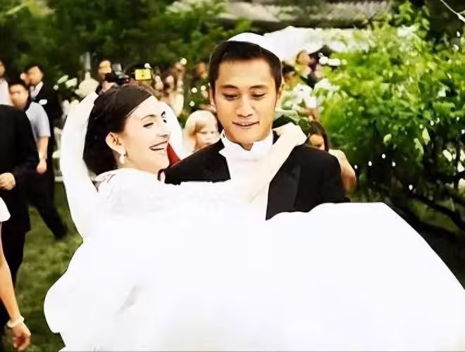 劉燁法籍妻子瘦脫相,43歲白髮滿臉皺紋撞臉巫婆,兒女似印度人