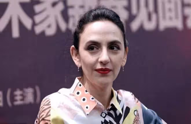 劉燁法籍妻子瘦脫相,43歲白髮滿臉皺紋撞臉巫婆,兒女似印度人