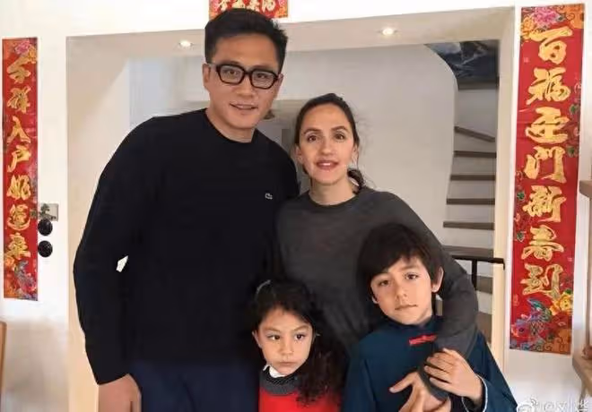 劉燁法籍妻子瘦脫相,43歲白髮滿臉皺紋撞臉巫婆,兒女似印度人