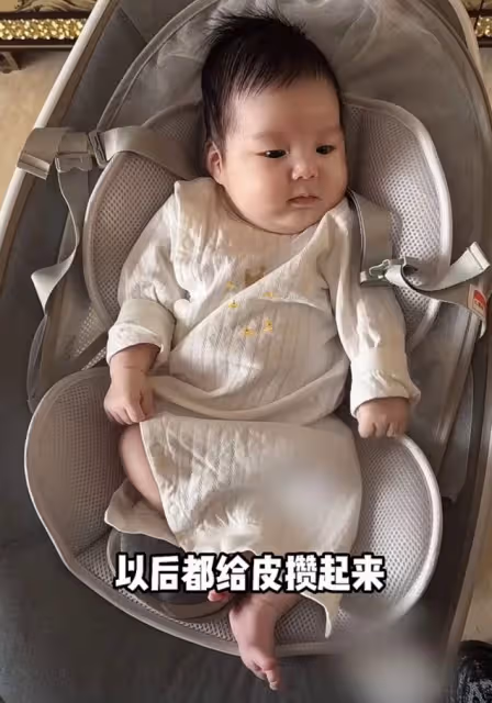 趙本山外孫近照曝光，兩個月小皮兒胖出雙下巴超可愛，長得像媽媽