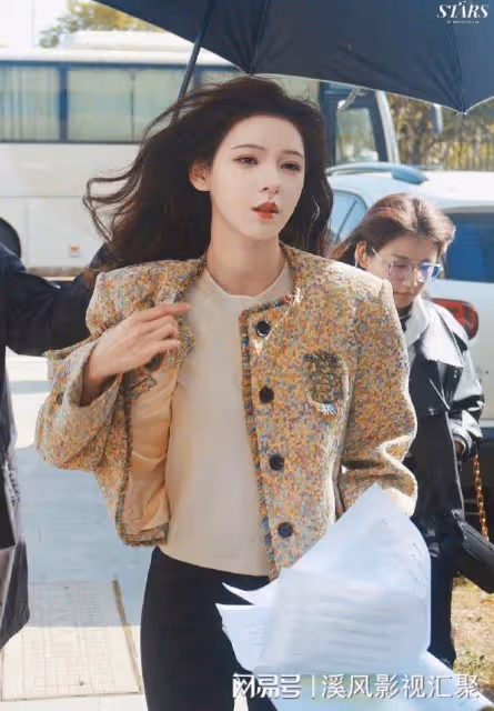 浪姐5：張予曦香檳弔帶裙出圈，美成人形手辦，被譽為天選溫以凡