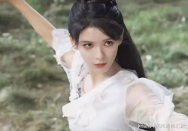 浪姐5：張予曦香檳弔帶裙出圈，美成人形手辦，被譽為天選溫以凡