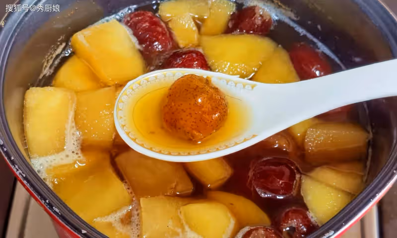 蘋果煮水喝，一調氣色，二健脾胃，三助排便，建議大人小孩都常喝