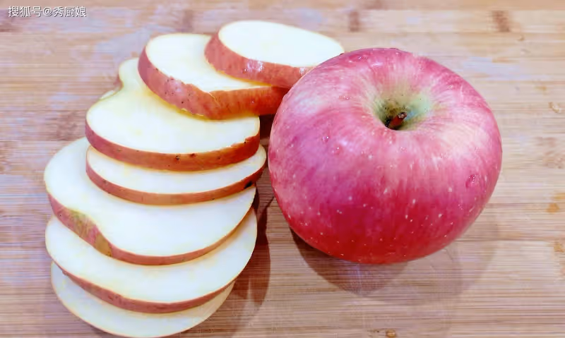 蘋果煮水喝，一調氣色，二健脾胃，三助排便，建議大人小孩都常喝