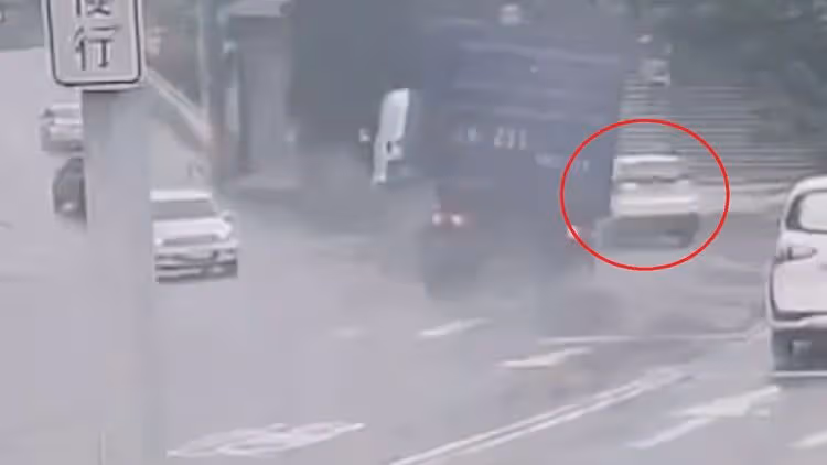 台中聯結車壓垮轎車母子視角曝光！轉彎「幾乎沒減速」　駕駛5萬交保