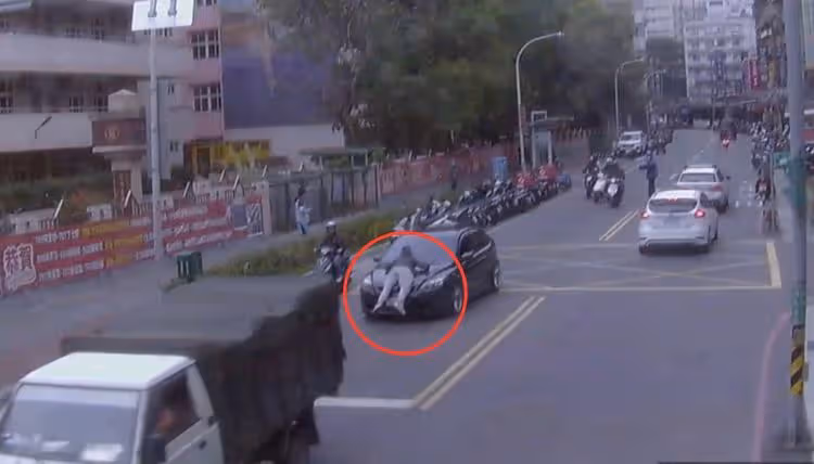 「男趴引擎蓋」大街高速行駛好驚險　毒鴛鴦吵架！人車藏違禁品遭逮正著　