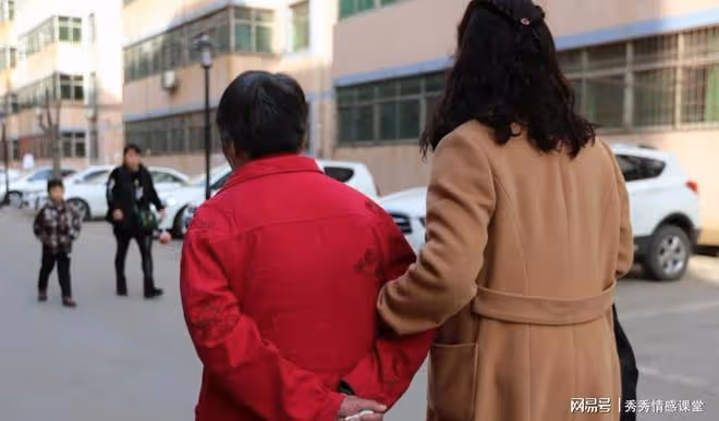 我女友年薪過萬,我媽不贊成親事,我讓她去女友家一趟,她說:娶