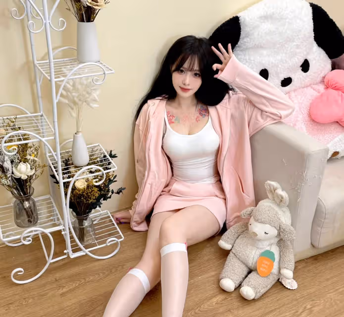 揭秘!穿上短裙白絲,這身材讓人心動不已!