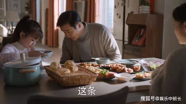 《江河日上》3口人8道菜，鄭寒江的小資生活，才是他不怕事的底氣