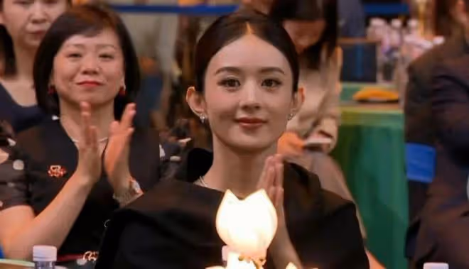 香港這一夜，36歲趙麗穎獲獎，徹底拉開了和其他85花們的距離