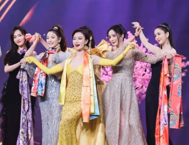 香港這一夜，36歲趙麗穎獲獎，徹底拉開了和其他85花們的距離