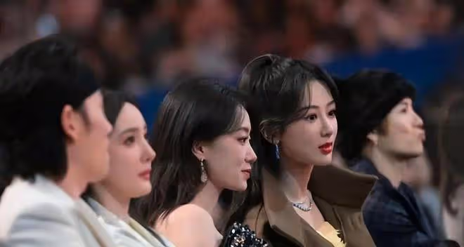 香港這一夜，36歲趙麗穎獲獎，徹底拉開了和其他85花們的距離