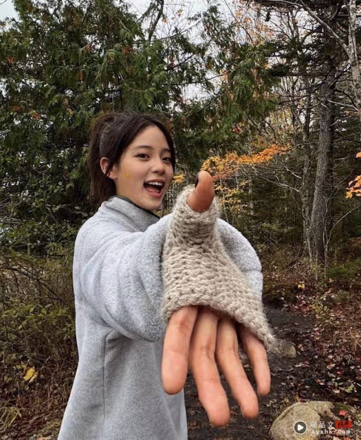 歐陽娜娜高冷臉曬優雅「狂擠超凶」發覺太露急遮胸！8萬網看光炸鍋