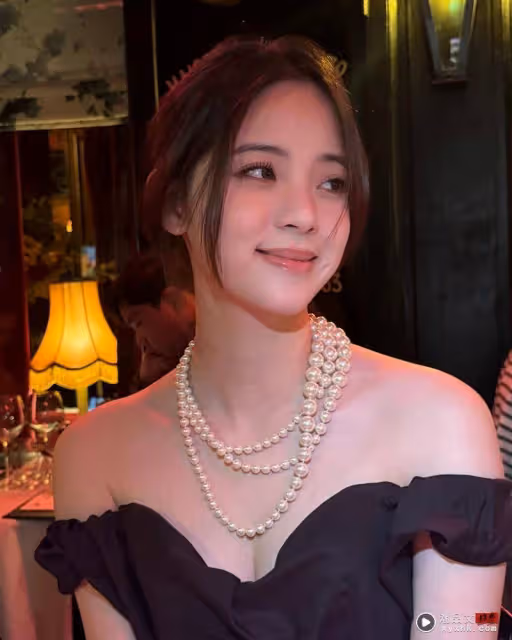 歐陽娜娜高冷臉曬優雅「狂擠超凶」發覺太露急遮胸！8萬網看光炸鍋