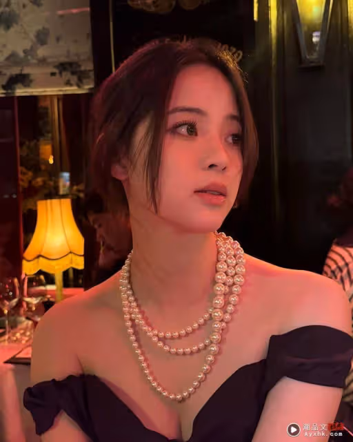 歐陽娜娜高冷臉曬優雅「狂擠超凶」發覺太露急遮胸！8萬網看光炸鍋