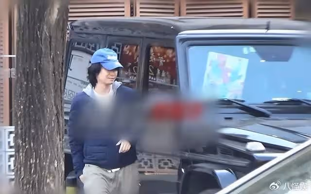 董子健陪女兒上美術課，頭髮長的能扎辮子，才30卻有著50歲的滄桑