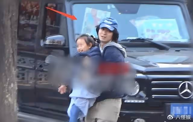 董子健陪女兒上美術課，頭髮長的能扎辮子，才30卻有著50歲的滄桑