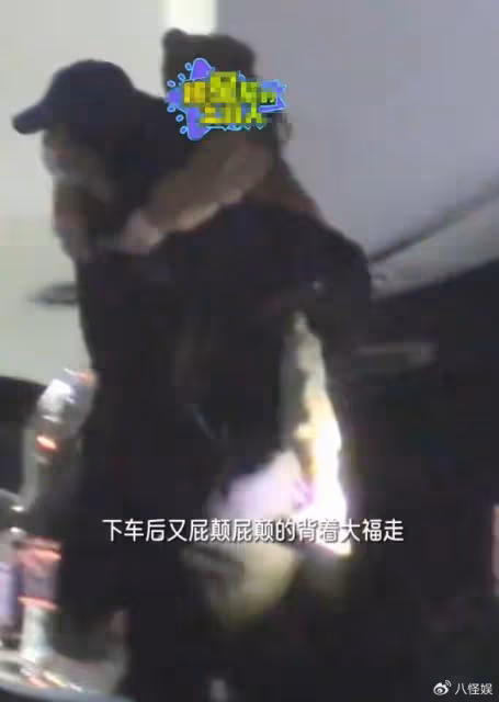 董子健陪女兒上美術課，頭髮長的能扎辮子，才30卻有著50歲的滄桑