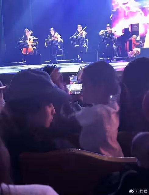 董子健陪女兒上美術課，頭髮長的能扎辮子，才30卻有著50歲的滄桑