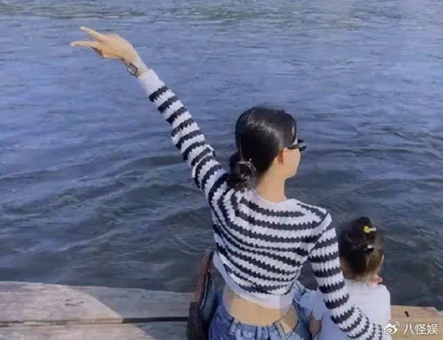 董子健陪女兒上美術課，頭髮長的能扎辮子，才30卻有著50歲的滄桑