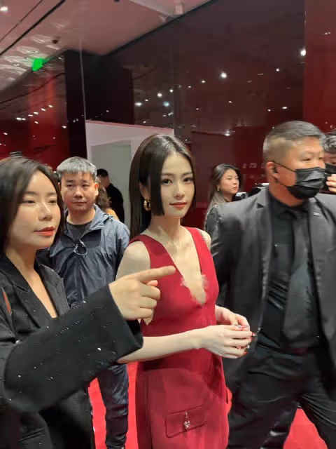 Gucci晚宴生圖：白鹿鞋子難評，女星比例太差，倪妮王楚然救場