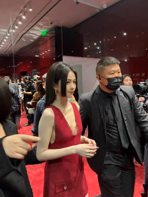 Gucci晚宴生圖：白鹿鞋子難評，女星比例太差，倪妮王楚然救場