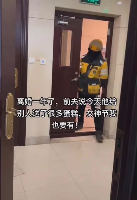 女子離婚凈身出戶帶走兒子，前夫覺得虧欠特來送錢：復婚來得及不