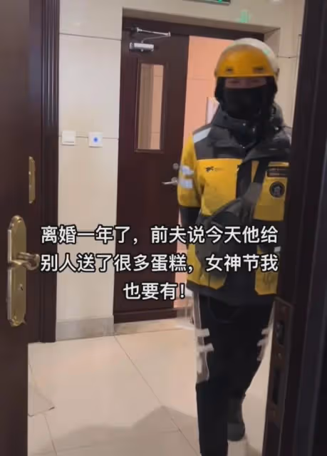 女子離婚凈身出戶帶走兒子，前夫覺得虧欠特來送錢：復婚來得及不