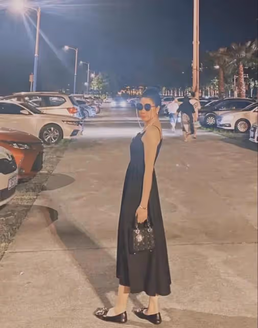 女兒曬82年媽媽喜當外婆，身材纖細會穿搭背影像20多，顏值更驚艷