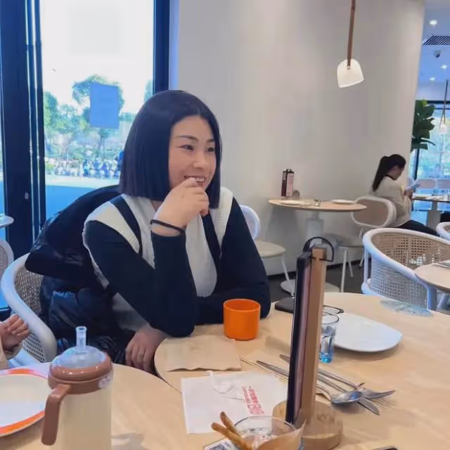 女兒曬82年媽媽喜當外婆，身材纖細會穿搭背影像20多，顏值更驚艷